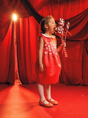 Малиновое платье с цветочками